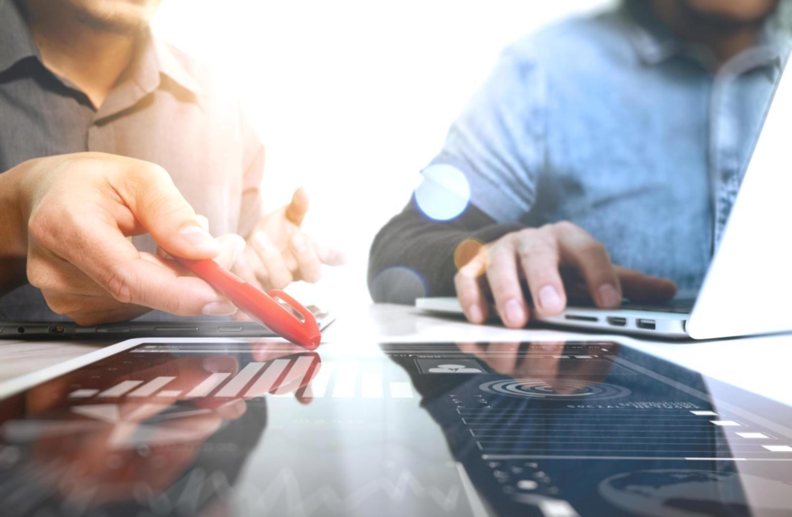 Escritório relay-signal em São Paulo, ambiente de trabalho focado em análise de dados