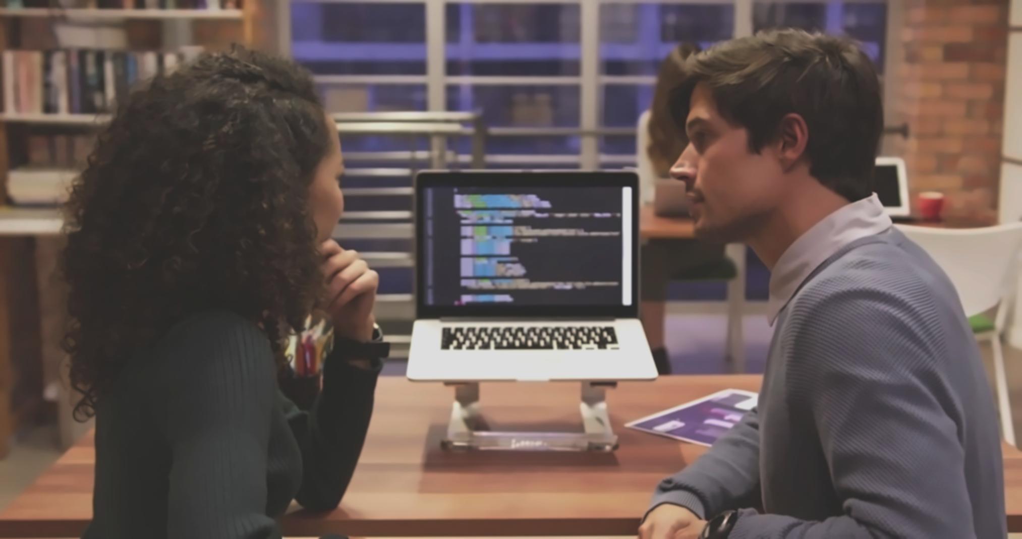 Equipe analisando resultados de programa de dados