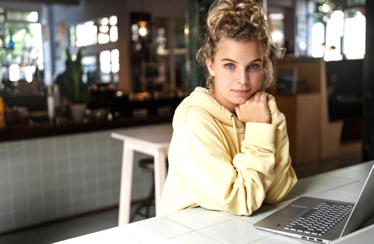 Ambiente de trabalho com análise de dados em desenvolvimento